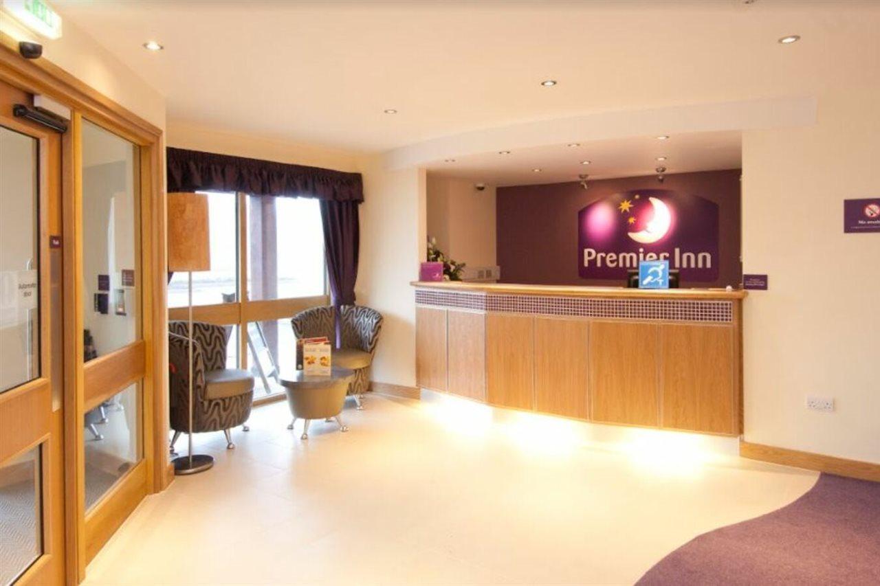 Premier Inn รูจลีย์ ภายนอก รูปภาพ
