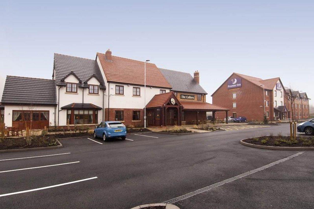 Premier Inn รูจลีย์ ภายนอก รูปภาพ