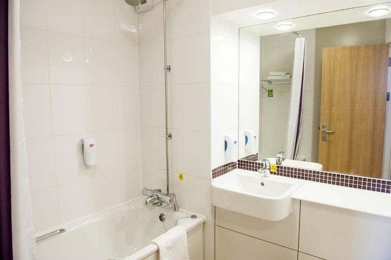 Premier Inn รูจลีย์ ภายนอก รูปภาพ
